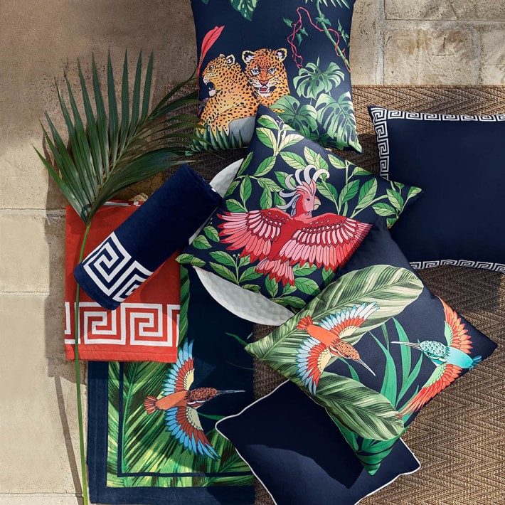 outdoor-printed-jungle-pillow-hummingbird-o