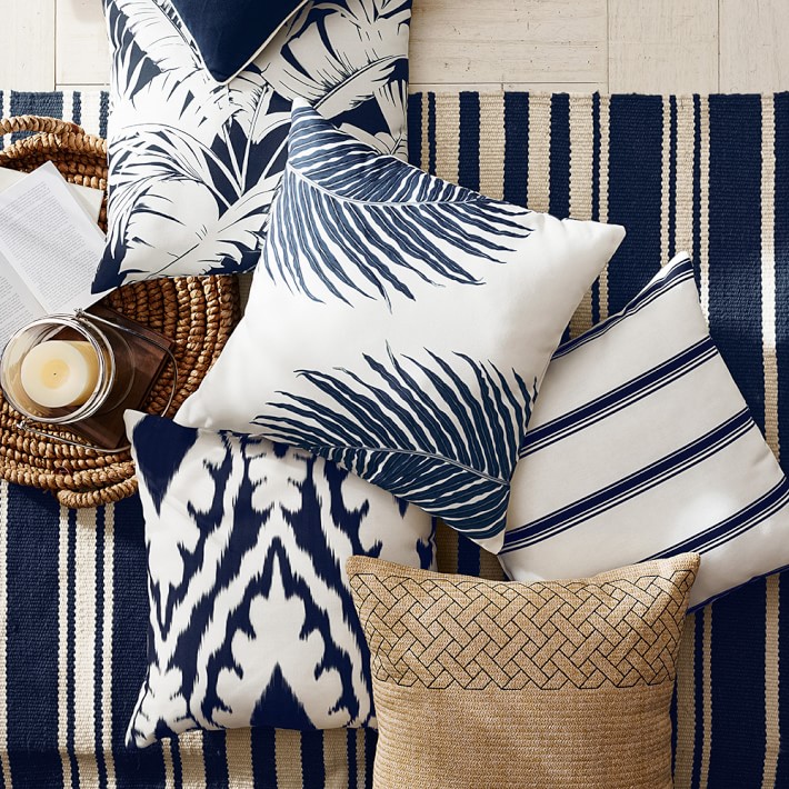 outdoor-printed-palm-leaf-pillow-navy-o
